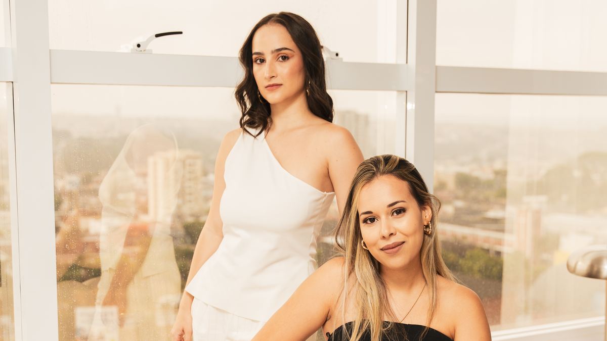 Priscilla Moreira e Natália Gomes em ambiente de trabalho do Arumã.